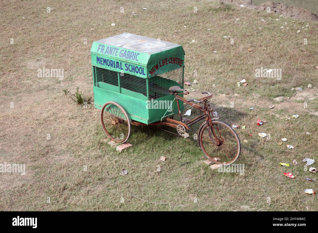 Children ride cycle rickshaw hi-res stock photography and images - Alamy