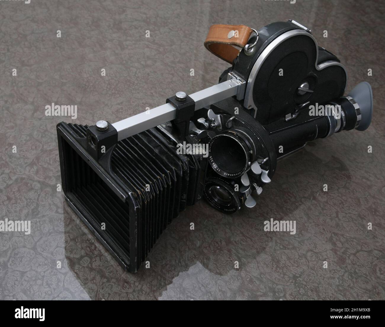 Vintage movie camera Stock Photo - Alamy