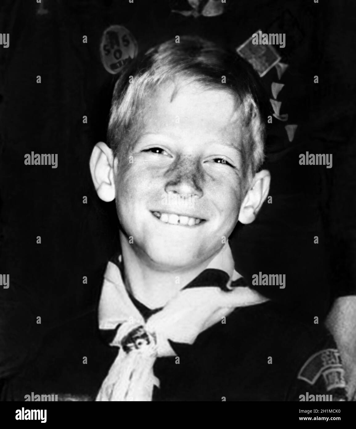 1965 ca, USA : The celebrated BILL GATES ( bo?rn in Seattle, 28 october 1955? ) when was a young boy aged 10  in a Boys Scouts group. American business magnate , investor and media proprietor founder of WINDOWS MICROSOFT company . Unknown photographer .- INFORMATICA - INFORMATICO - INFORMATICS - COMPUTER TECHNOLOGY - INVENTORE - INVENTOR - HISTORY - FOTO STORICHE - TYCOON - personalità da bambino bambini da giovane - personality personalities when was young - INFANZIA - CHILDHOOD - BAMBINO - BAMBINI - CHILDREN - CHILD - smile - sorriso --- ARCHIVIO GBB Stock Photo