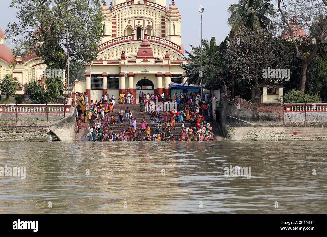 Hindu people bathing in the ghat near the Dakshineswar Kali Temple in Kolkata Stock Photo