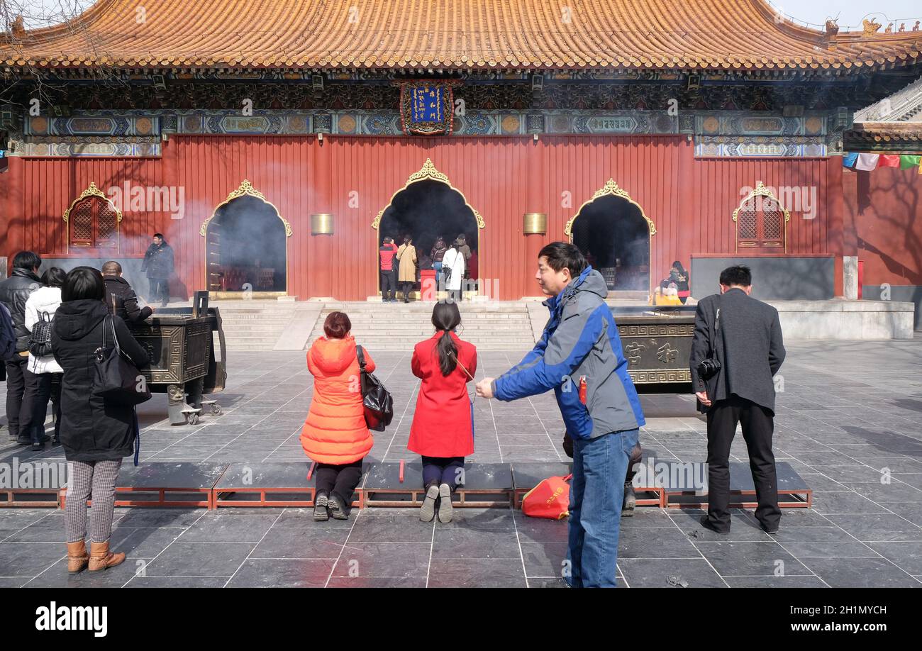 worshippers-holding-incense-sticks-pray-at-yonghegong-lama-temple-in