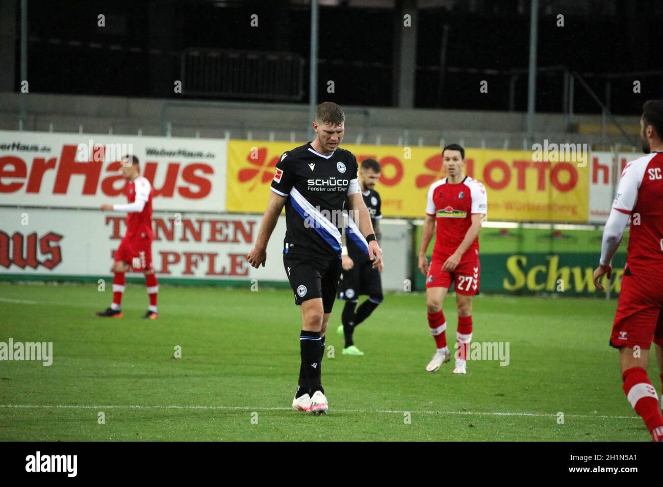 Geknickt und ohne Tor: Klos Fabian (Bielefeld),    1. FBL: 20-21: 11. Sptg. SC Freiburg - Arminia Bielefeld  DFL REGULATIONS PROHIBIT ANY USE OF PHOTO Stock Photo