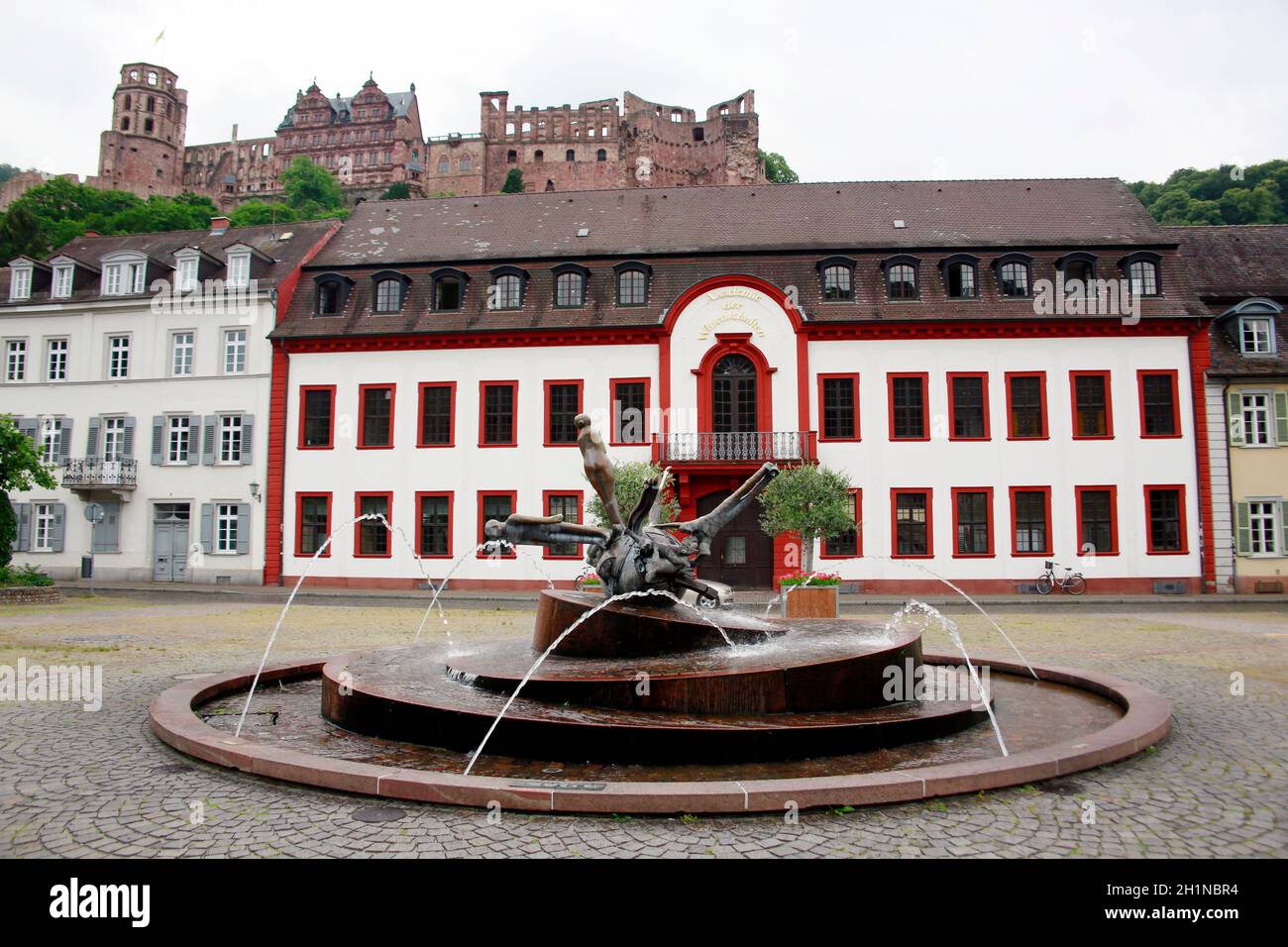 Karlsplatz mit Sebastian-Münster-Brunnen vor der Akademie der Wissenschaften, dahinter das Heidelberger Schloss, Heidelberg, Baden-Württemberg, Deutsc Stock Photo