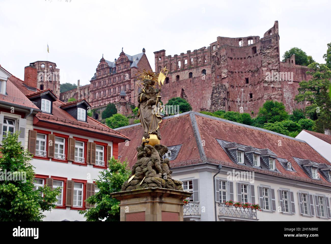 Blick über den Kornmarkt mit Mariensäule zum Heidelberger Schloss, Heidelberg, Baden-Württemberg, Deutschland Stock Photo