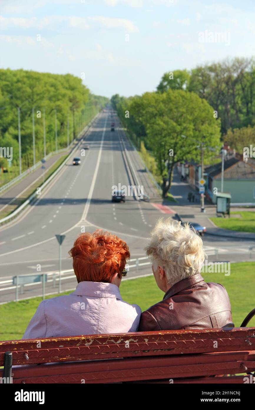 Two elderly women sitting talking hi-res stock photography and images ...