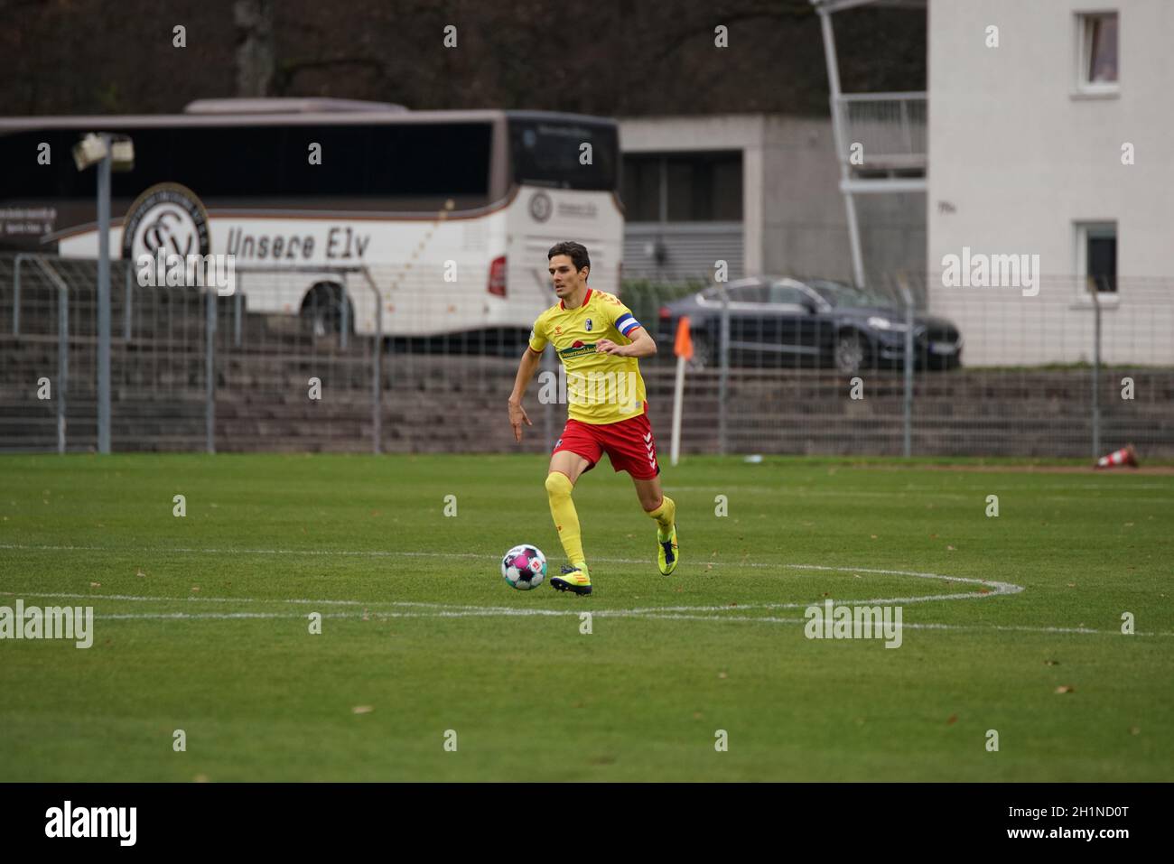 Johannes Flum (SC Freiburg II), mit Ball,   Fussball-RL SW 20-21: 20. Sptg: SC Freiburg II - SV 07 Elversberg Stock Photo