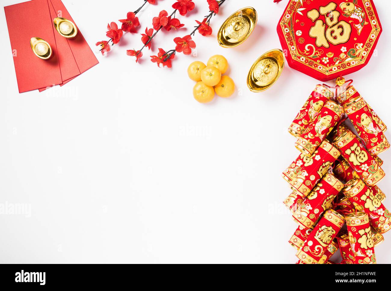Lễ Tết Nguyên Đán Trung Quốc: Bên cạnh Tết Nguyên Đán của Việt Nam, Trung Quốc cũng có lễ Tết Nguyên Đán rất đặc sắc. Hãy xem hình ảnh về lễ Tết này để tìm hiểu về nền văn hóa phong phú của Trung Quốc. Sự khác biệt giữa hai nước sẽ làm bạn bất ngờ.