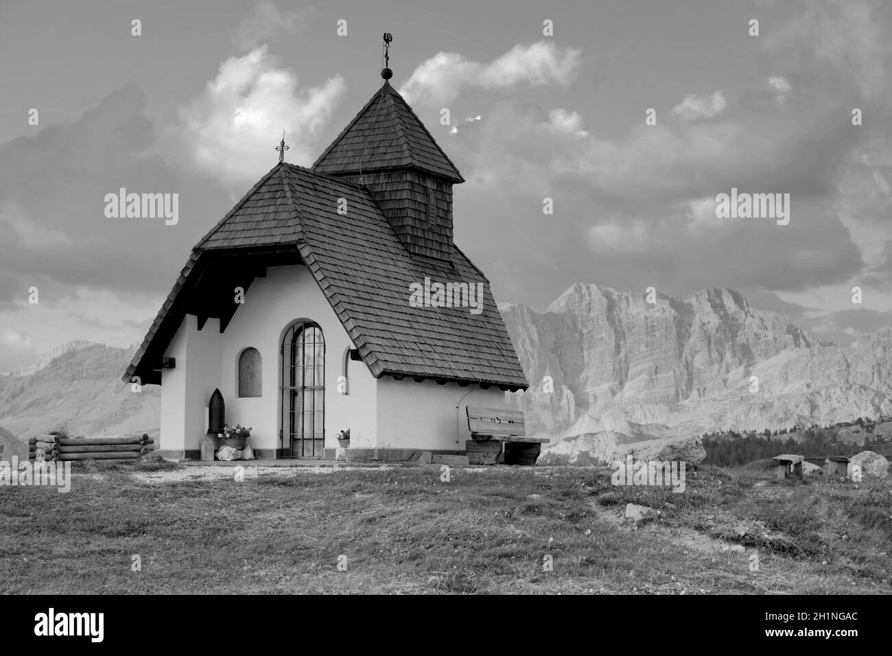 Antonius Bergkapelle auf dem Hochpateu Pralongià in Alta Badia in den Dolomiten-Südtirol-Italien. Erbaut 1977 vom Gründer der Pralongià 'Konrad Pescol Stock Photo
