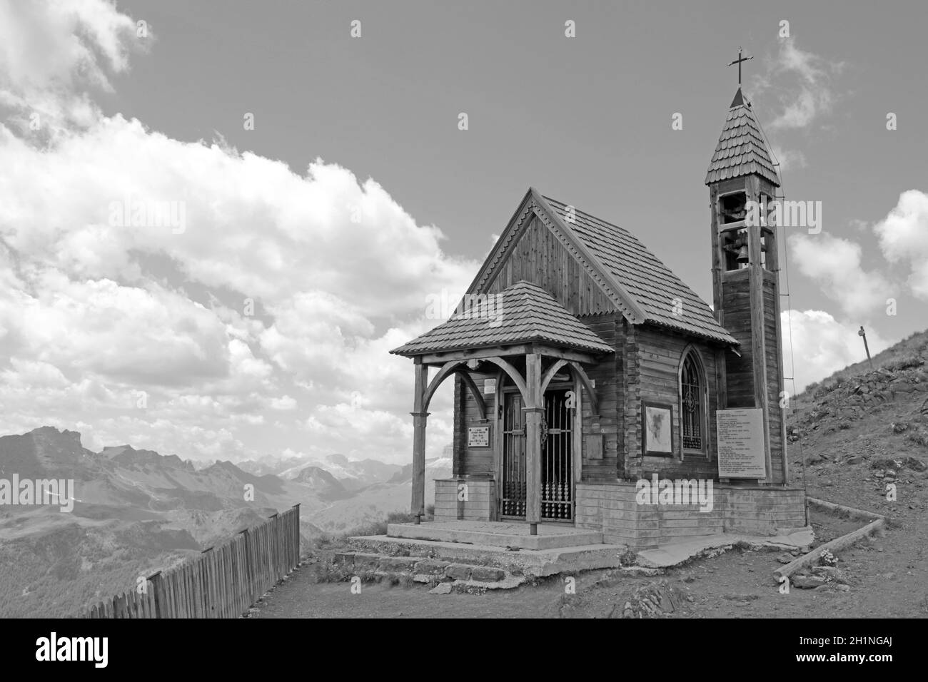 Gedenkkirche aus Holz für die Kriegsopfer vom ersten Weiltkrieg auf den Col de Lana 2462 m hoher Berg in den Dolomiten der Fanesgruppe-Südtirol-Italie Stock Photo