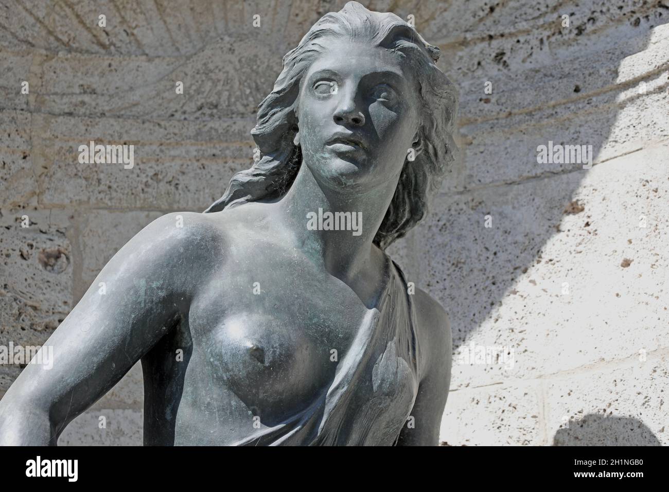 Detailaufnahme. Die weibliche Figur stellt die 'Junge Jägerin' am Hubertusbrunnen in München-Neuhausen-Nymphenburg dar. Entwurf Adolf von Hildebrand 1 Stock Photo