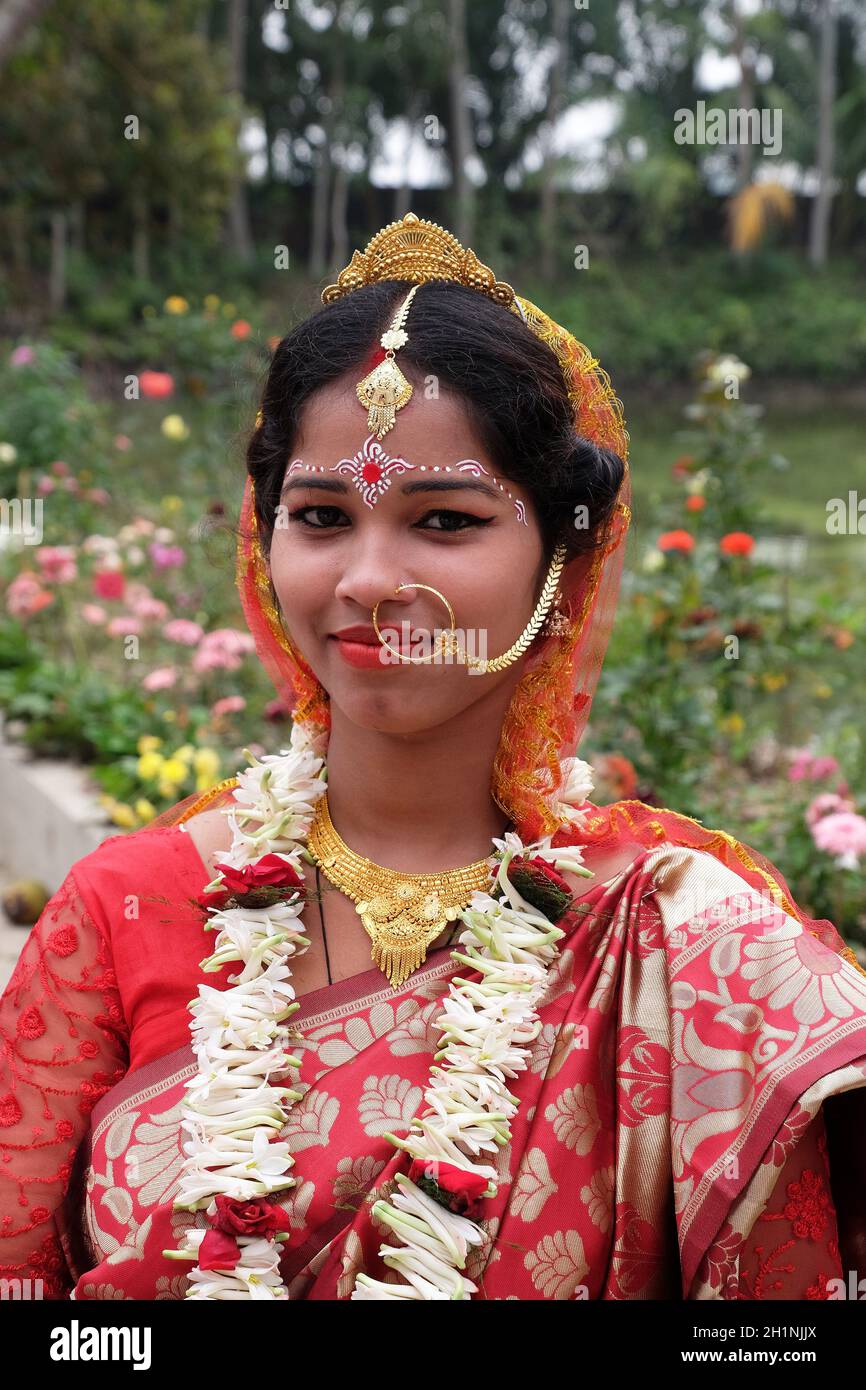 Portrait Of Bride At Wedding In Kumrokhali West Bengal India Stock 