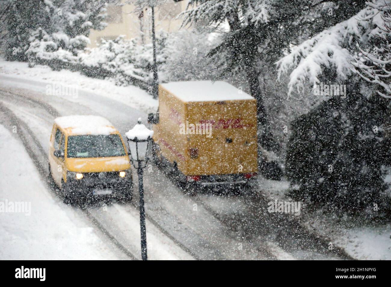 Auch die Fahrer der Zustellfahrzeuge der Post haben mit dem Neuschnee zu kämpfen  Wintereinbruch im Landkreis-Breisgau Hochschwarzwald. Wie hier im no Stock Photo