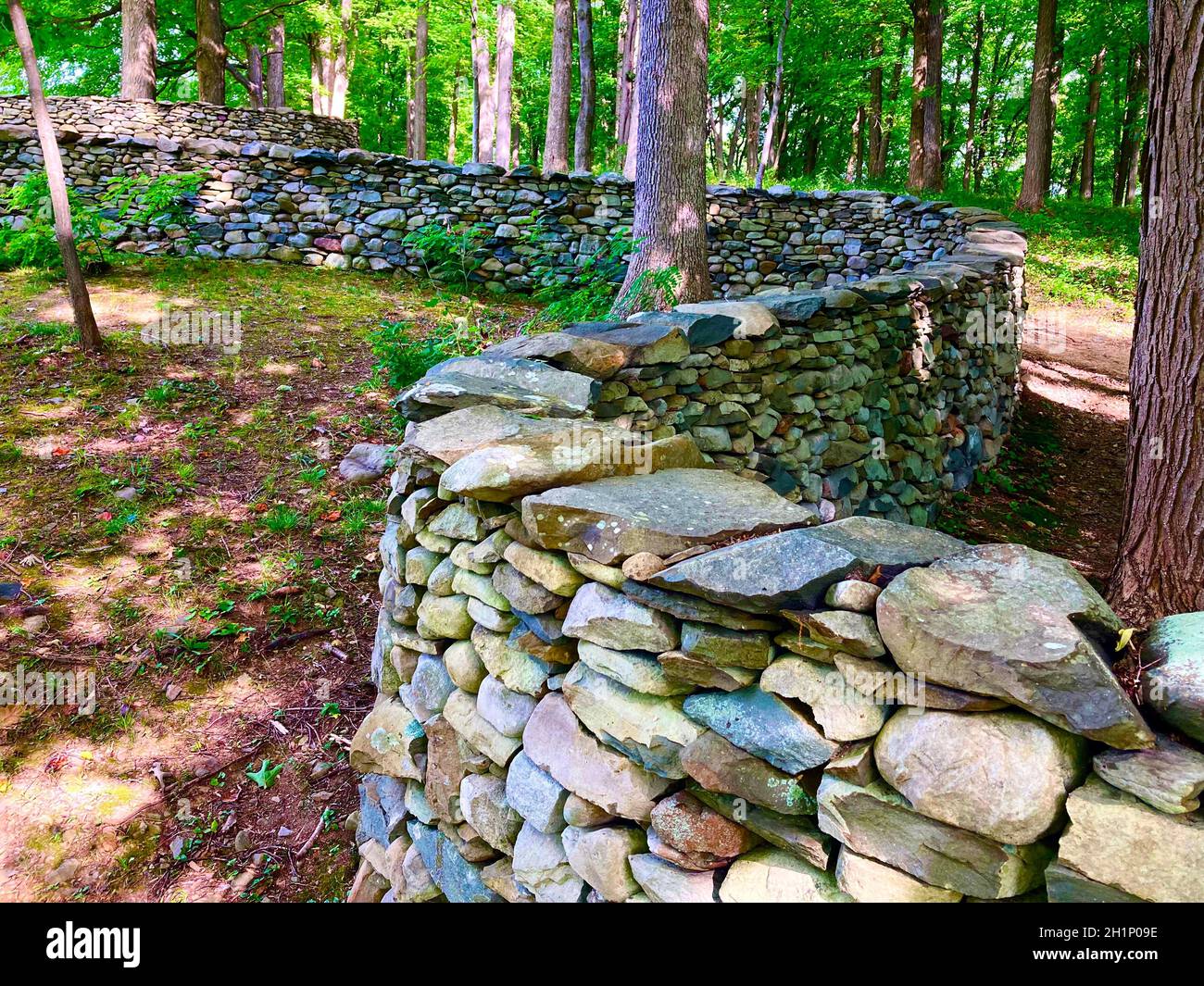 New York State, Storm King Art centre. Stone wall by  Andy Goldsworthy Stock Photo