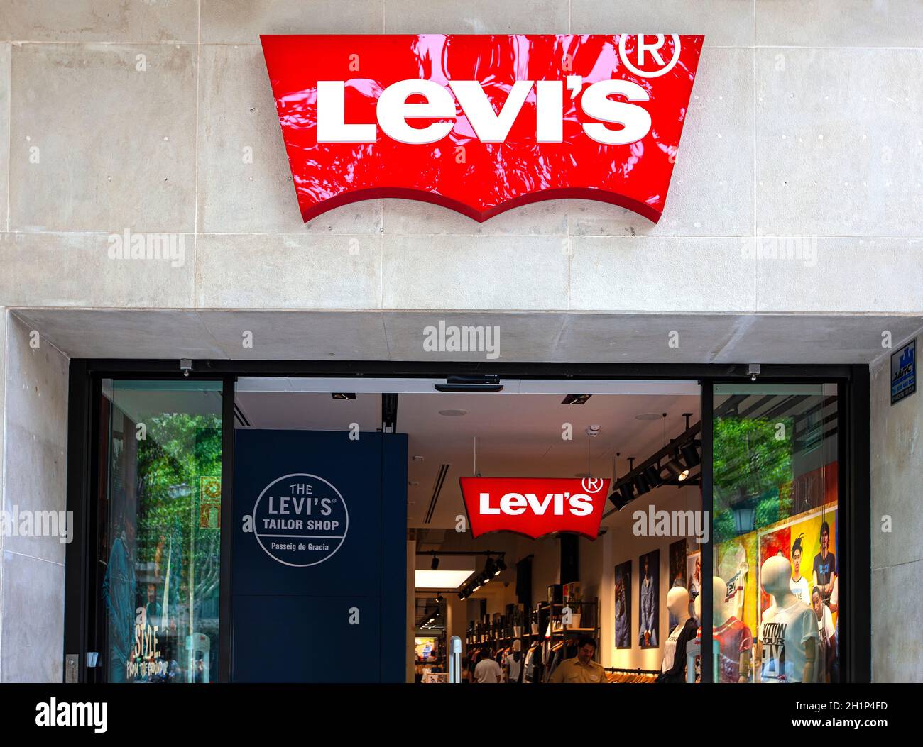 Barcelona, Spain - Jine,06, 2019: entrance to Levi. Levi s is an American  maker and retailer of denim clothing Stock Photo - Alamy