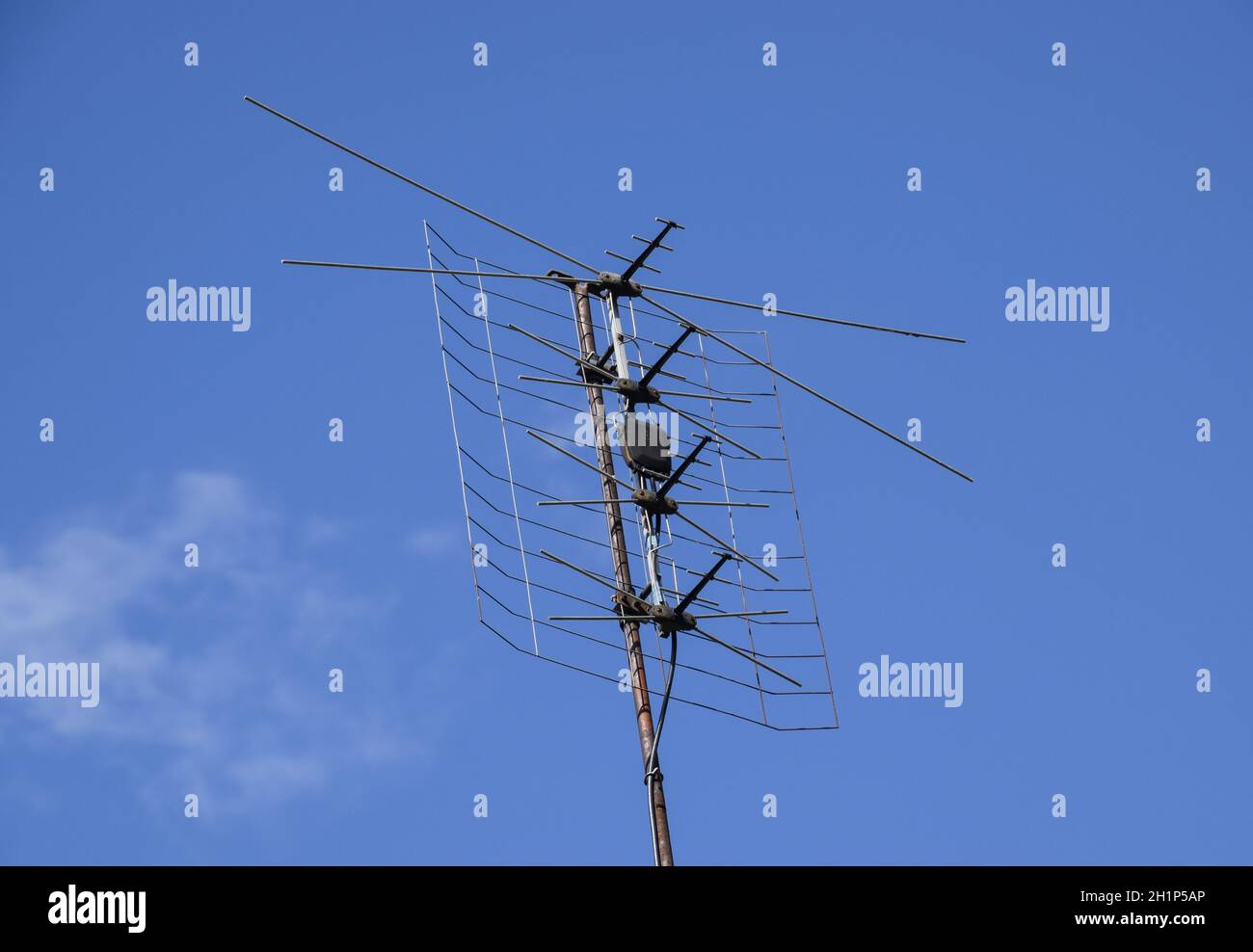 Allwave inphase antenna lattice. The television antenna for reception