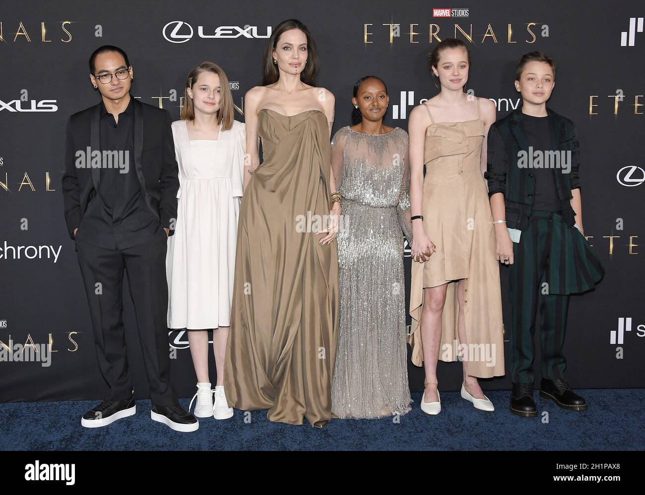 Los Angeles, USA. 18th Oct, 2021. (L-R) Maddox Jolie-Pitt, Vivienne Jolie-Pitt, Angelina Jolie, Zahara Jolie-Pitt, Shiloh Jolie-Pitt and Knox Jolie-Pitt at Marvel Studios' ETERNALS Los Angeles Premiere held at The DolbyTheater in Hollywood, CA on Monday, ?October 18, 2021. (Photo By Sthanlee B. Mirador/Sipa USA) Credit: Sipa USA/Alamy Live News Stock Photo