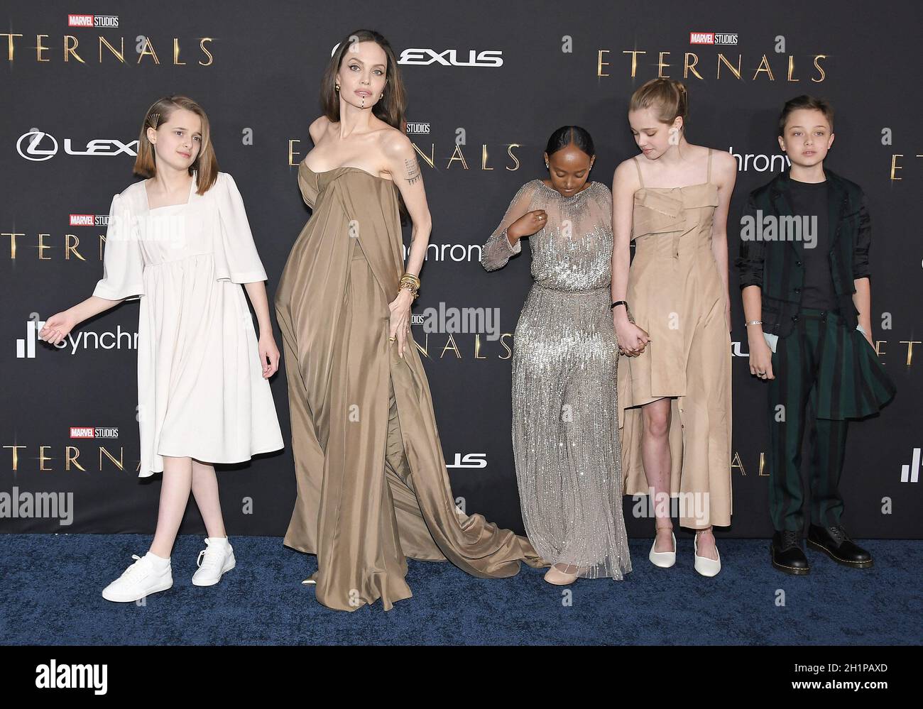 Los Angeles, USA. 18th Oct, 2021. (L-R) Vivienne Jolie-Pitt, Angelina Jolie, Zahara Jolie-Pitt, Shiloh Jolie-Pitt and Knox Jolie-Pitt arrives at Marvel Studios' ETERNALS Los Angeles Premiere held at The DolbyTheater in Hollywood, CA on Monday, ?October 18, 2021. (Photo By Sthanlee B. Mirador/Sipa USA) Credit: Sipa USA/Alamy Live News Stock Photo
