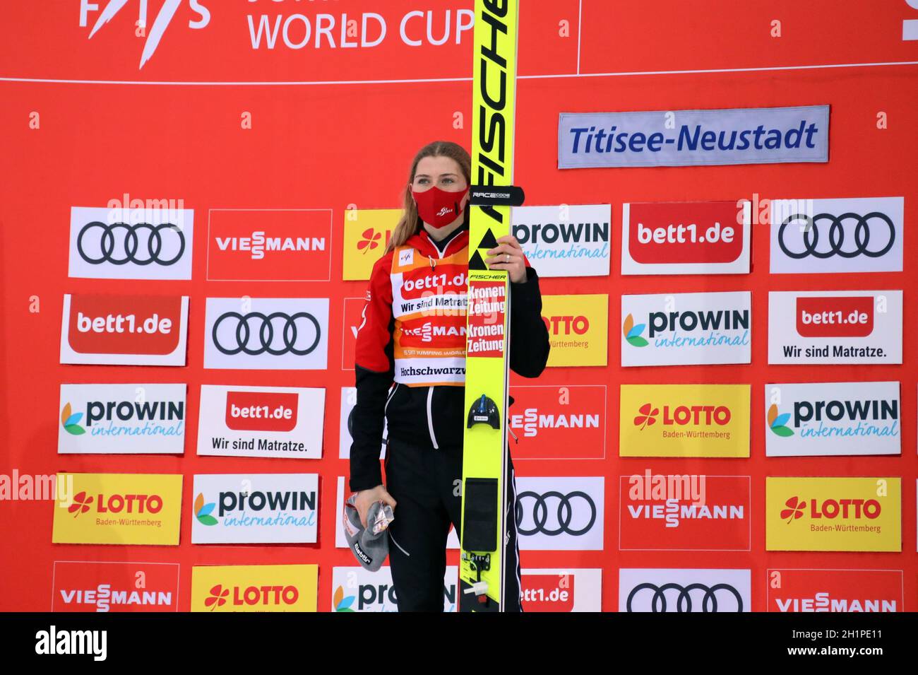 Marita Kramer (Österreich) bei der Nationalhymne nach dem zweiten Sieg beim FIS Weltcup Skispringen Frauen Neustadt 2021 Stock Photo