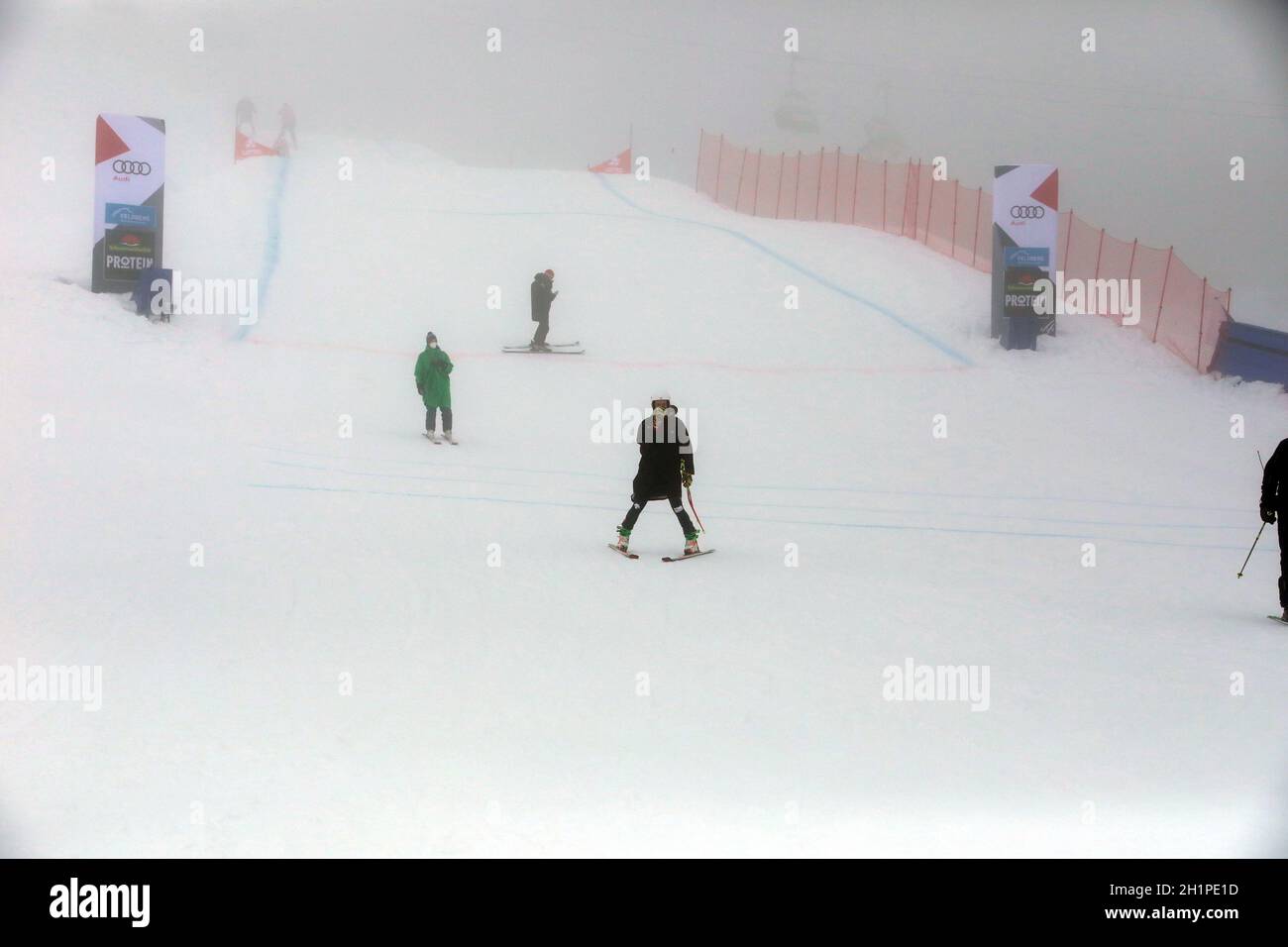 Auch das zwetie Rennen zum FIS Ski Cross Weltcup 2021 am Feldberg musste wegen zu weicher Piste am Sonntag abgesagt werden - Schlechte Sicht mit Nebel Stock Photo