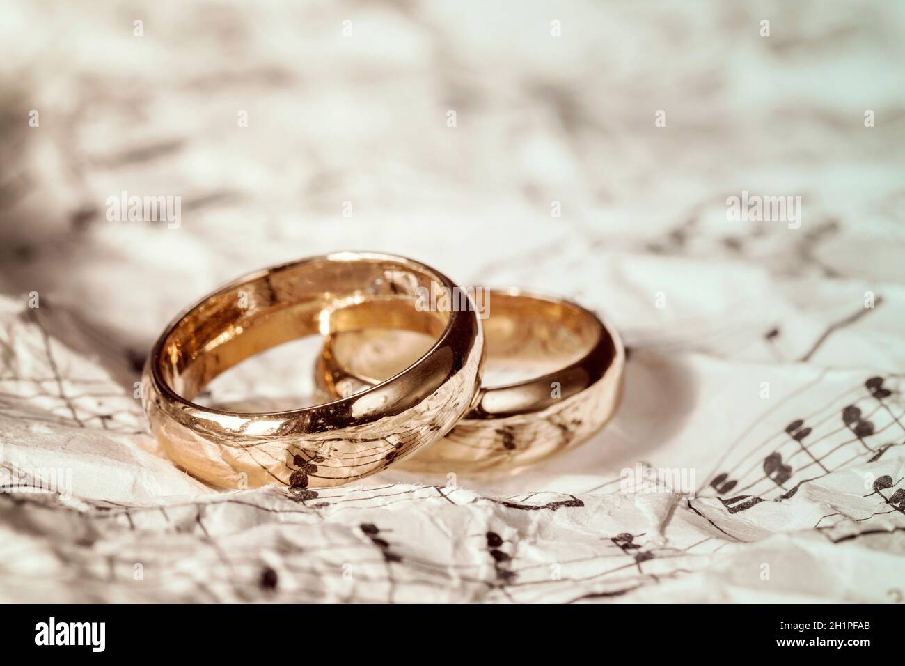 Gezamenlijke selectie hardop Voorkomen Golden wedding rings on old hi-res stock photography and images - Alamy