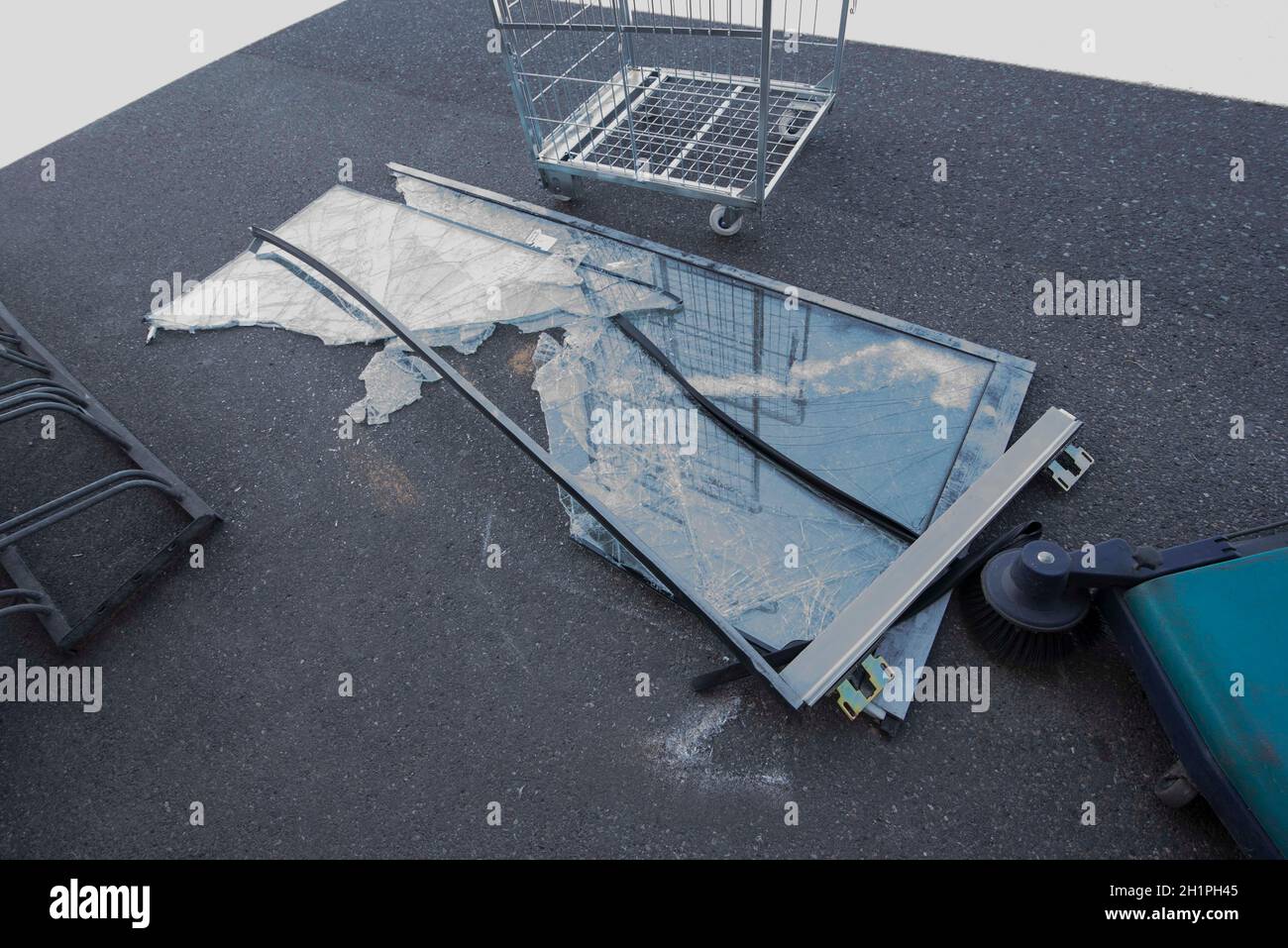 Curated visual reference: Gallery Detail: Pane Of Glass Glazier Hi Res Stock Photography And Images