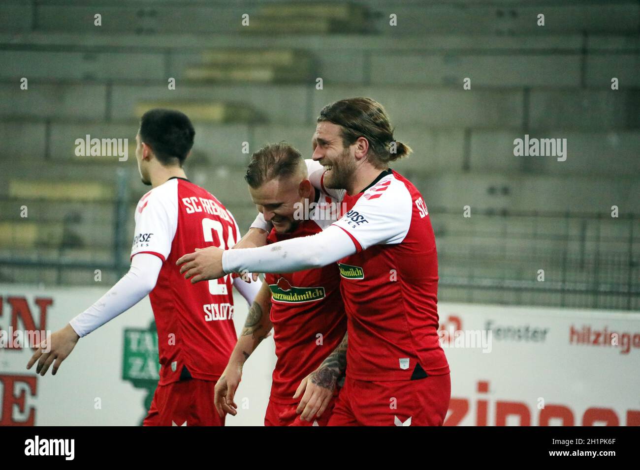 Die Freiburger Spieler haben gut lachen: Jonathan Schmid (Freiburg) hat zum 2:0 getroffen, Lucas Höler (Freiburg) freut sich mit dem Torschützen im Sp Stock Photo