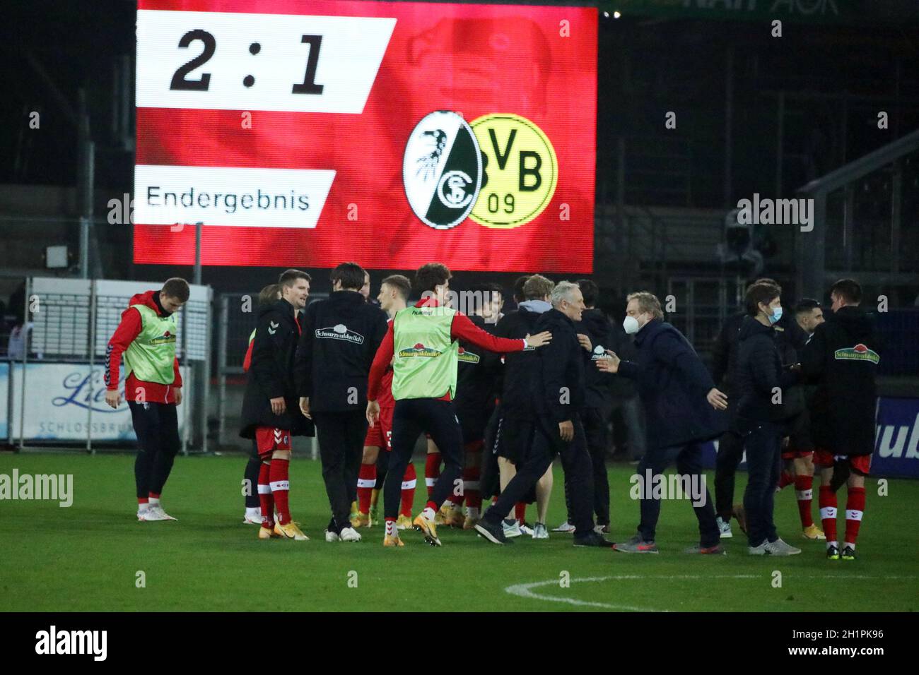 Ein Bild für die Geschichtsbücher: Trainer Christian Streich (Freiburg) feierte den ersten Sieg gegen Borussia Dortmiund, Sportlicher Leiter Klemens H Stock Photo