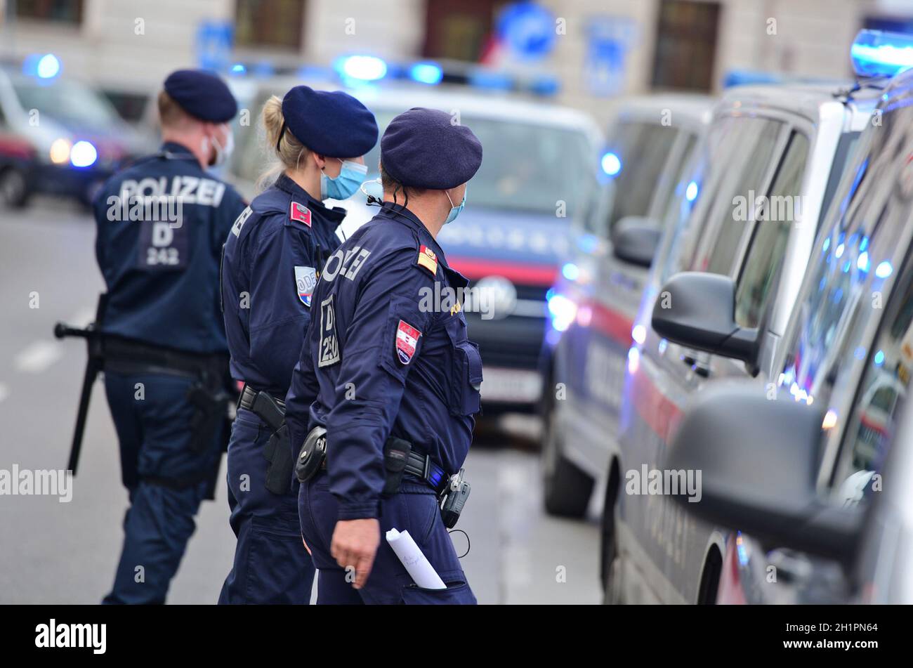 Polizei-Einsatz und Polizei Kontrolle in Wien - Lockdown Shutdown  (Österreich) - Police operations and police control in Vienna - Lockdown  Shutdown (A Stock Photo - Alamy