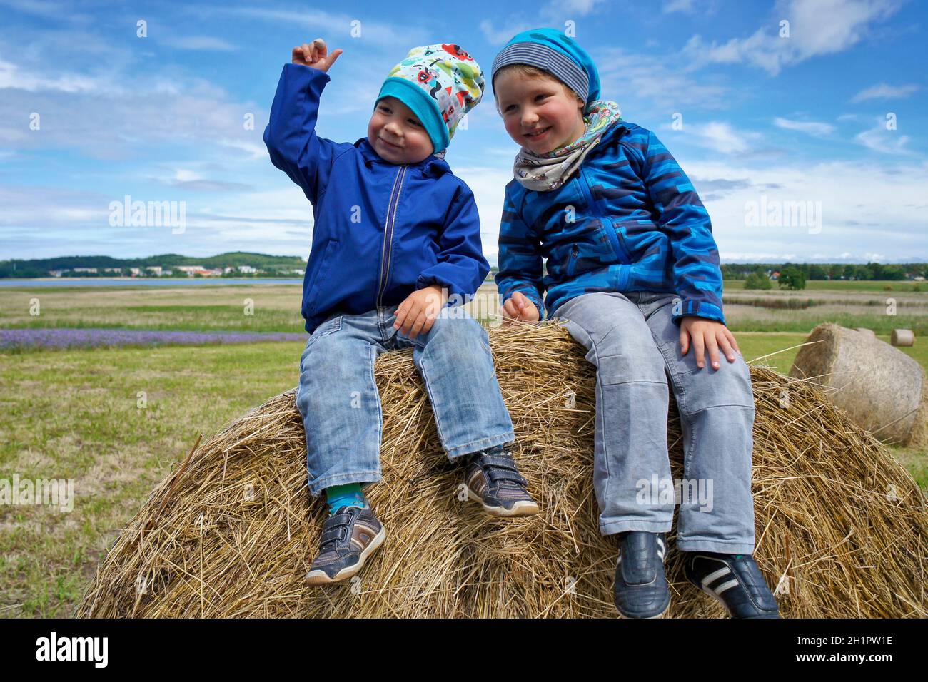 Kinder auf Heuballen, Insel Rügen Stock Photo