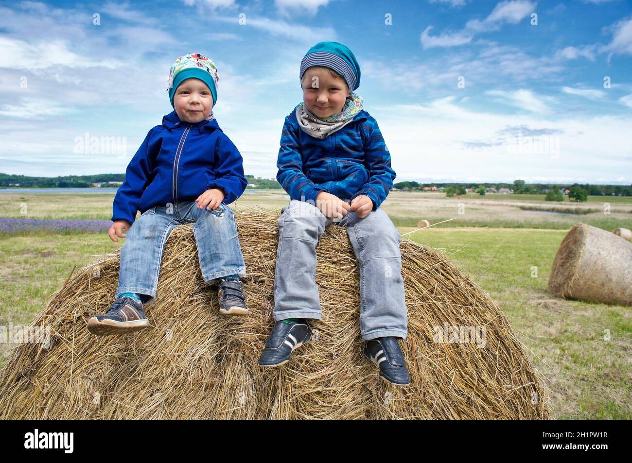 Kinder auf Heuballen, Insel Rügen Stock Photo