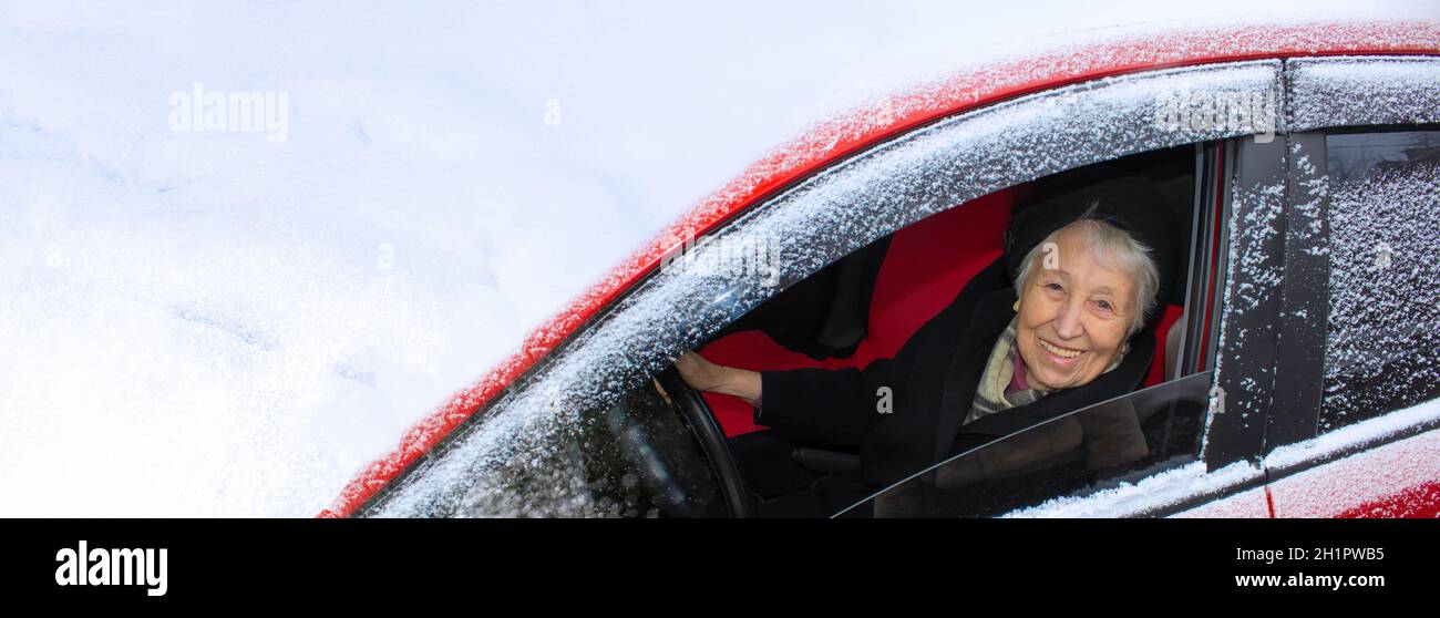 Frau, Die Im Winter Eis Von Der Frontscheibe Ihres Autos Abkratzt, Ist Ein  Bisschen Verärgert Lizenzfreie Fotos, Bilder und Stock Fotografie. Image  162089903.