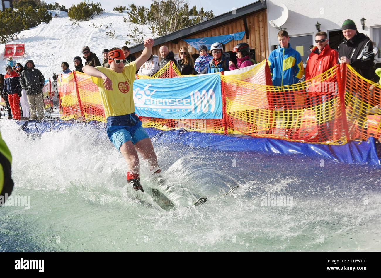 Beim Watersplash müssen die Teilnehmer mit Snowboard oder Ski über ein 10 Meter langes Wasserbecken fahren. Mit jedem Durchgang wird der Anlauf um ein Stock Photo