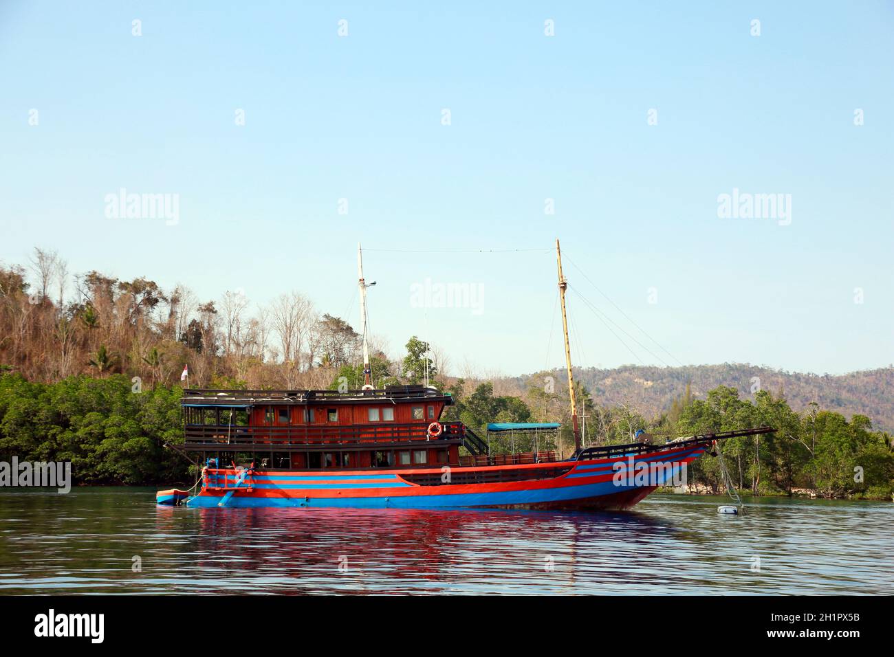 Tauchschiff in traditionellem Baustil für mehrtägige Tauchsafari, Nordsulawesi, Indonesien, Bangka Island Stock Photo