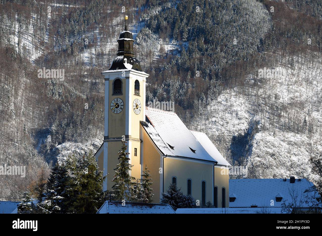 Pfarrkirche in Grünau im Winter (Salzkammergut, Bezirk Gmunden, Oberösterreich, Österreich) - Church in Grünau in winter (Salzkammergut, Gmunden Distr Stock Photo