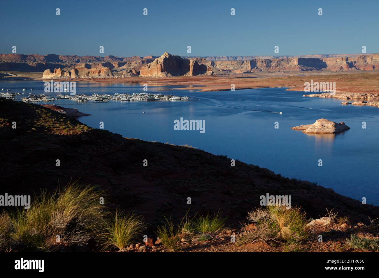 Lake Powell at Wahweap, near Page, Arizona, (far shoreline is in Utah ...