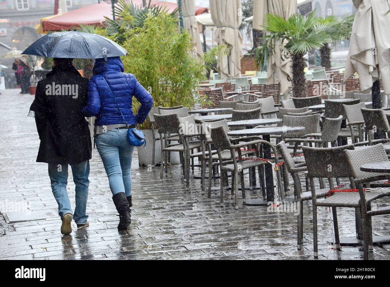 Regenwetter in der Stadt (Linz, Oberösterreich, Österreich) - Rainy weather in the city (Linz, Upper Austria, Austria) Stock Photo