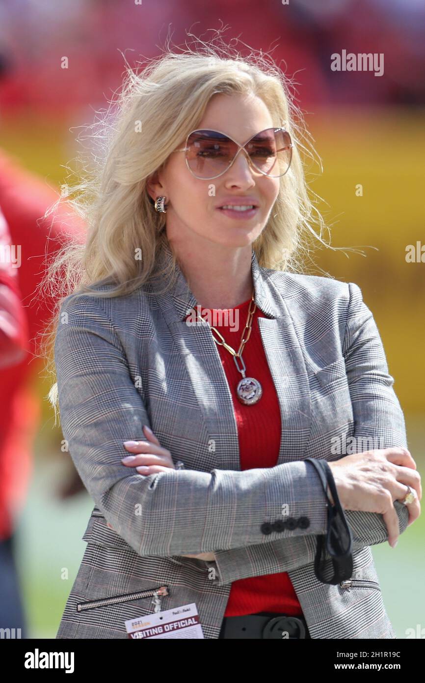 Sunday, October 17, 2021; Landover, MD, USA; Tavia Shackles, wife of Kansas City Chiefs owner Clark Hunt, was with daughter Gracie on the sidelines wa Stock Photo