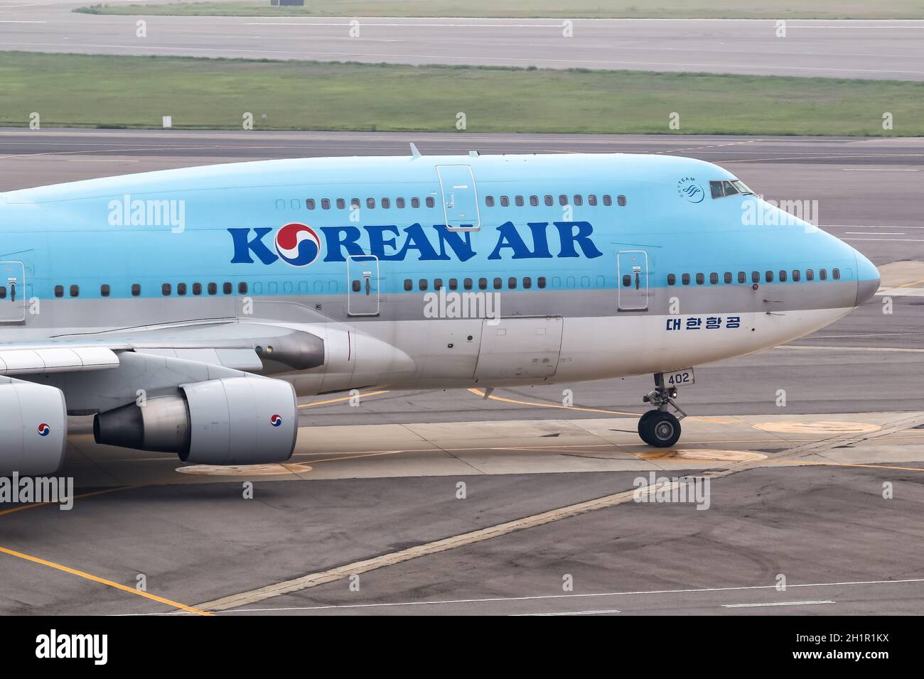 Korean airlines boeing 747 400 hi-res stock photography and images