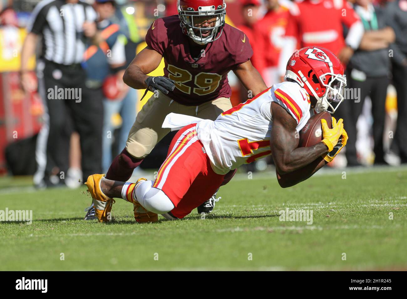 Sunday, October 17, 2021; Landover, MD, USA;  Kansas City Chiefs wide receiver Tyreek Hill (10) makes a reception while Washington Football Team corne Stock Photo