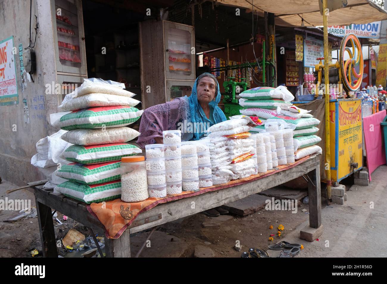 Small grocery shop indian hi-res stock photography and images - Alamy