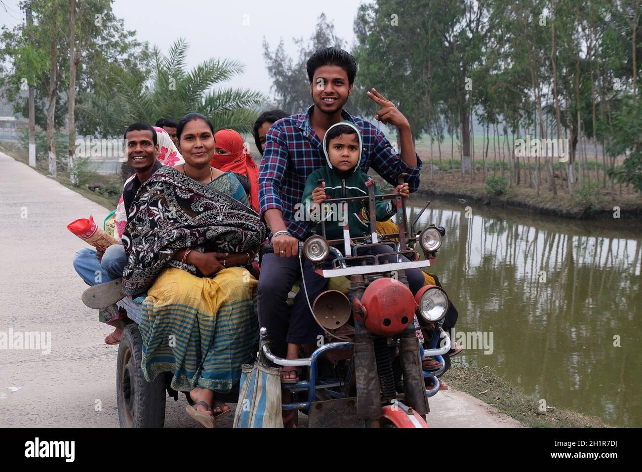 Children ride cycle rickshaw hi-res stock photography and images - Alamy