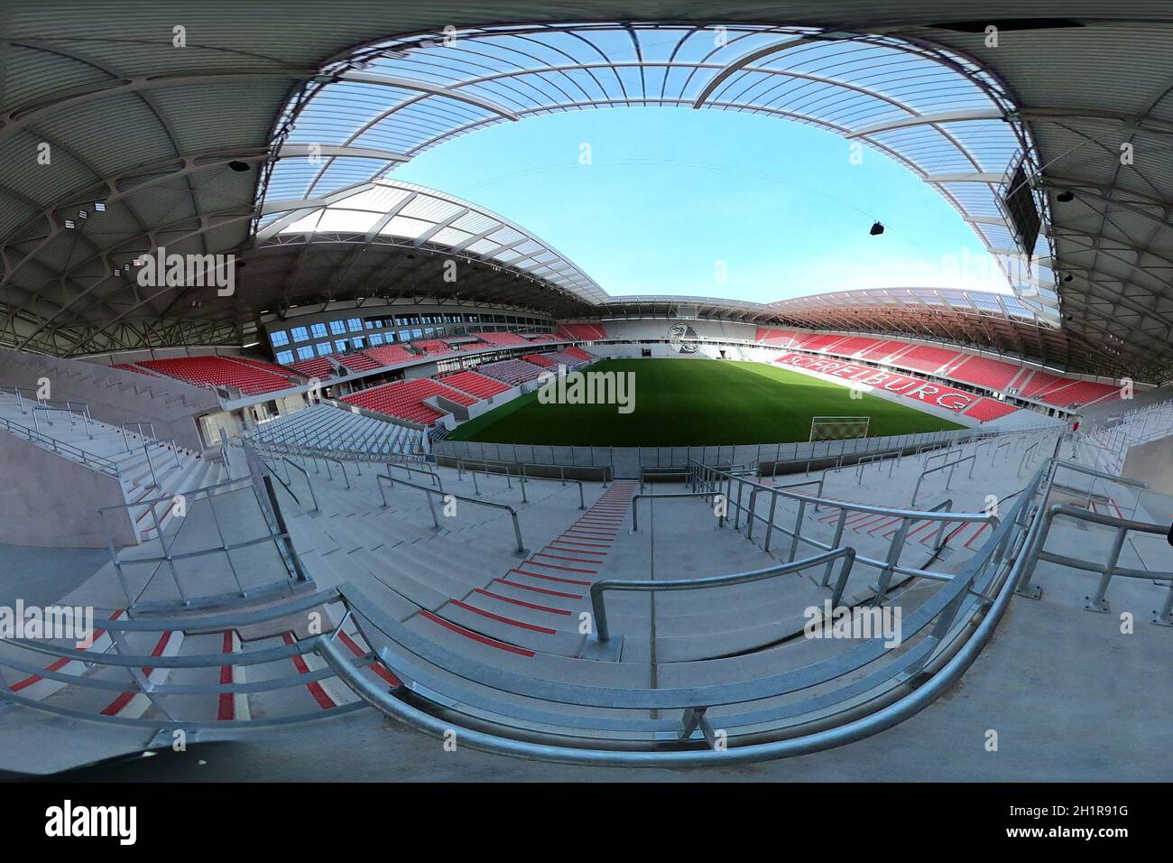 360-Grad Rundumblick in den neuen Freiburger Fußballtempel - das  neue Stadion des SC Freiburg im Freiburger Wolfswinkel ist fast fertiggestellt. Ziel Stock Photo