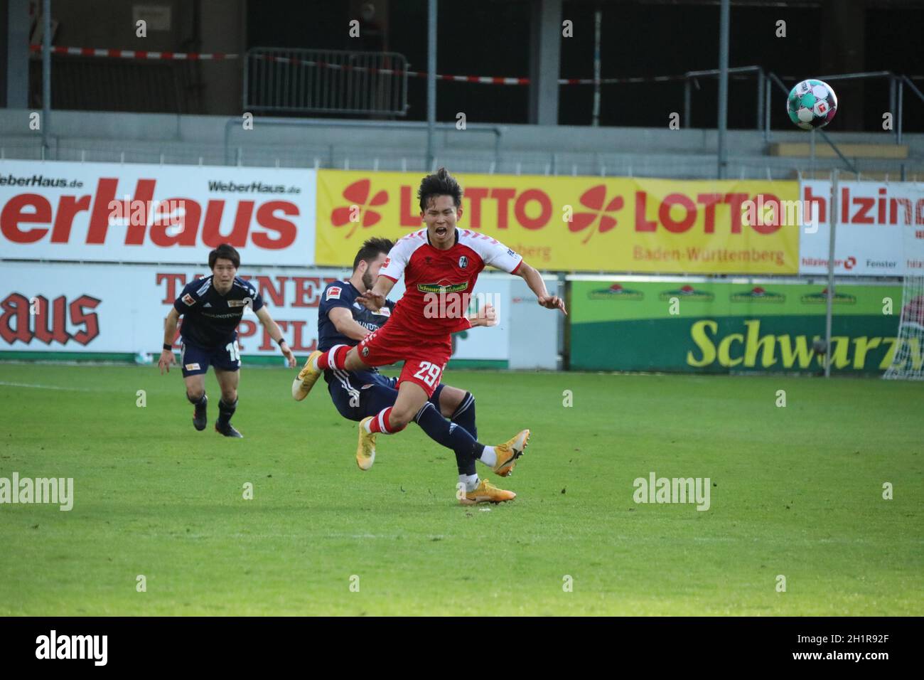 Umstritten: Niko Gießelmann (FC Union Berlin) foult Woo-Yeong Jeong (SC Freiburg), Freiburg fordert die Rote Karte trotz Videobeweis, 1. FBL: 20-21: 2 Stock Photo