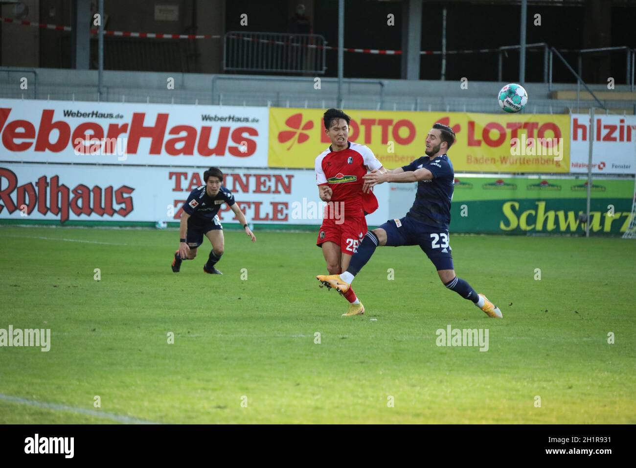 Umstritten: Niko Gießelmann (FC Union Berlin) foult Woo-Yeong Jeong (SC Freiburg), Freiburg fordert die Rote Karte trotz Videobeweis, 1. FBL: 20-21: 2 Stock Photo