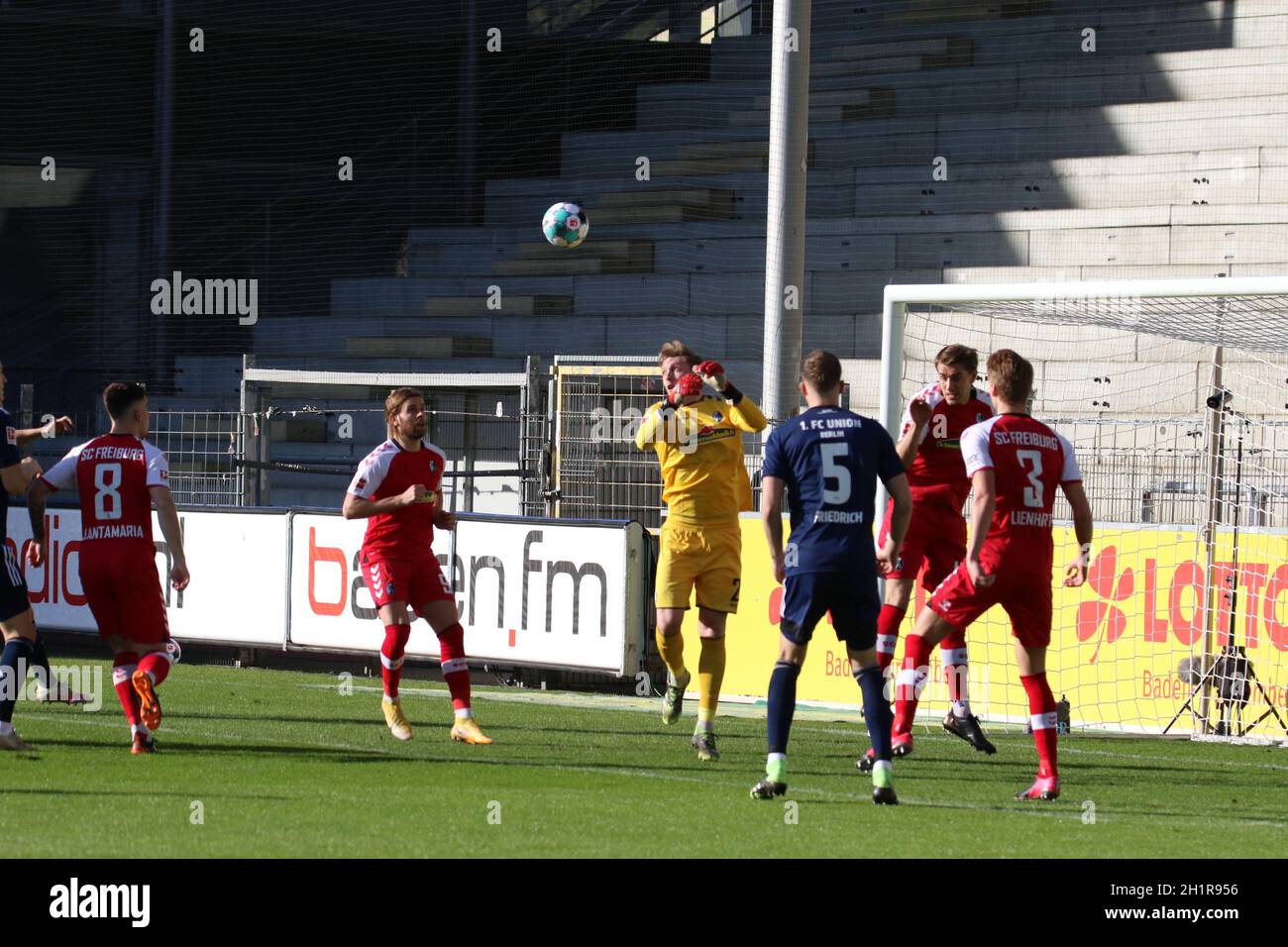 Die Freiburger Hintermannschaft um Torwart Florian Müller (SC Freiburg) hatte einige brenzlige Situationen zu überstehen,   1. FBL: 20-21: 22. Sptg. S Stock Photo
