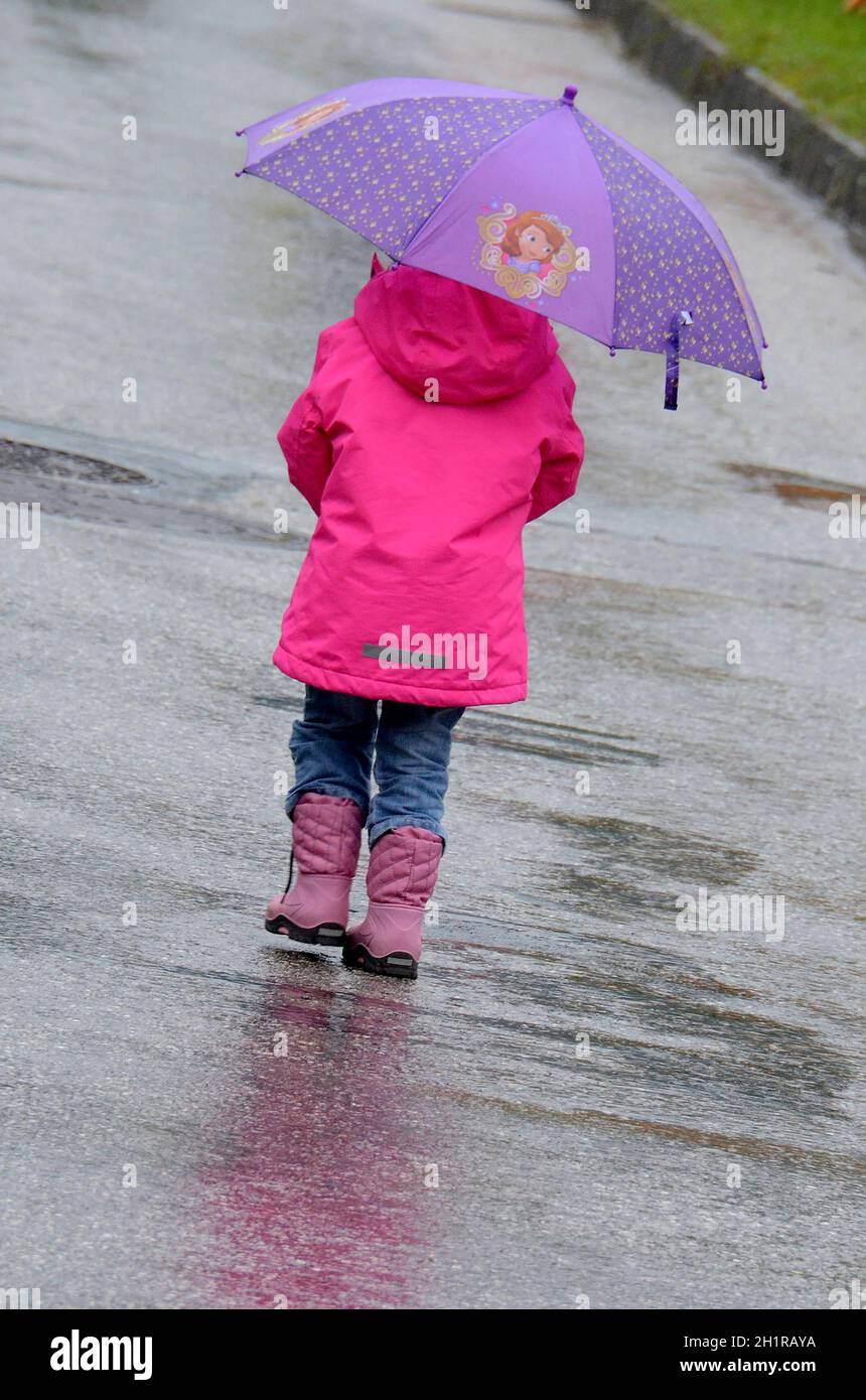 Kind mit Regenschirm in Gmunden, Salzkammergut, Oberösterreich, Europa -  Child with umbrella in Gmunden, Salzkammergut, Upper Austria, Austria,  Europe Stock Photo - Alamy