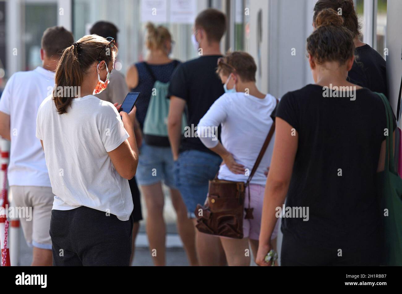Warteschlange vor einem Geschäft während der Corona-Pandemie in Österreich, Europa - Queue in front of a shop during the corona pandemic in Austria, E Stock Photo