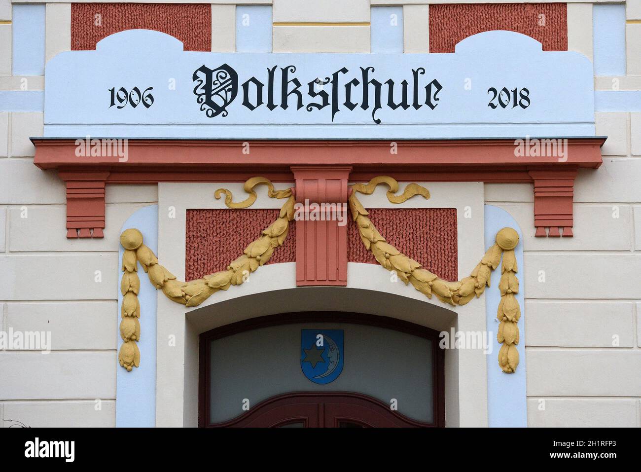Fassade der Volksschule von Mattighofen , Österreich, Europa - Facade of the elementary school of Mattighofen, Austria, Europe Stock Photo