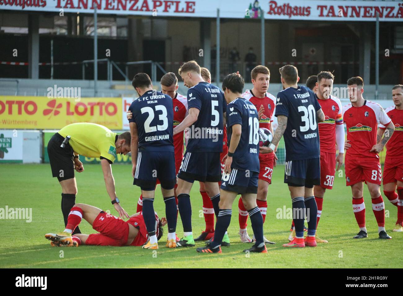 Niko Gießelmann (FC Union Berlin) greift sich nach seinem rüden Foul an Woo-Yeong Jeong (SC Freiburg) an die Schulter, später stellt sich die Fraktur Stock Photo