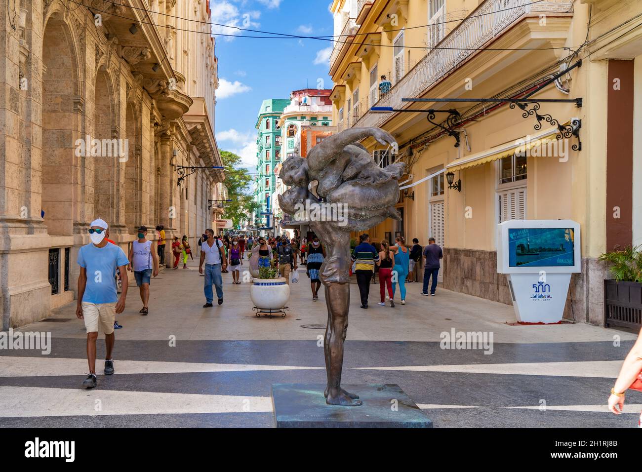 Havana Cuba. November 25, 2020: Kiss, a sculpture by the Chinese artist Xu Hongfei, on display at the entrance to the boulervar de San Rafael. Stock Photo